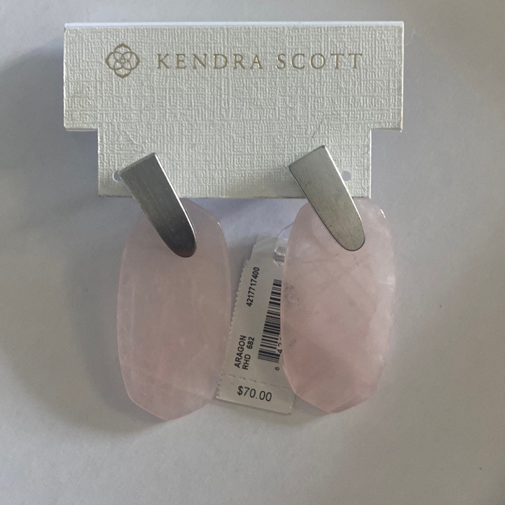 Beautiful PINK Kendra Scott earrings. 💕💞
